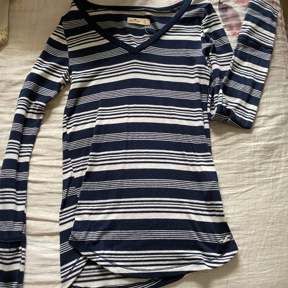 Hollister v neck
